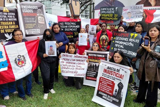 Familiares de peruanos reclutados por Rusia para luchar en la guerra contra Ucrania participan en una manifestación para que devuelvan a sus allegados, especialmente a los heridos, frente a la Embajada de Rusia en Lima, Perú. (EFE/ Paula Bayarte)