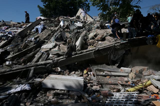 Vista de los escombros de un edificio derrumbado tras un terremoto en Cali, Colombia, el 10 de agosto de 2026. Un potente terremoto sacudió Colombia y los países latinoamericanos vecinos el 10 de agosto de 2026, y los equipos médicos se apresuraron a ayudar a las víctimas después de que varios edificios resultaran dañados o se derrumbaran en varias ciudades. (JOAQUÍN SARMIENTO / AFP vía Getty Images)