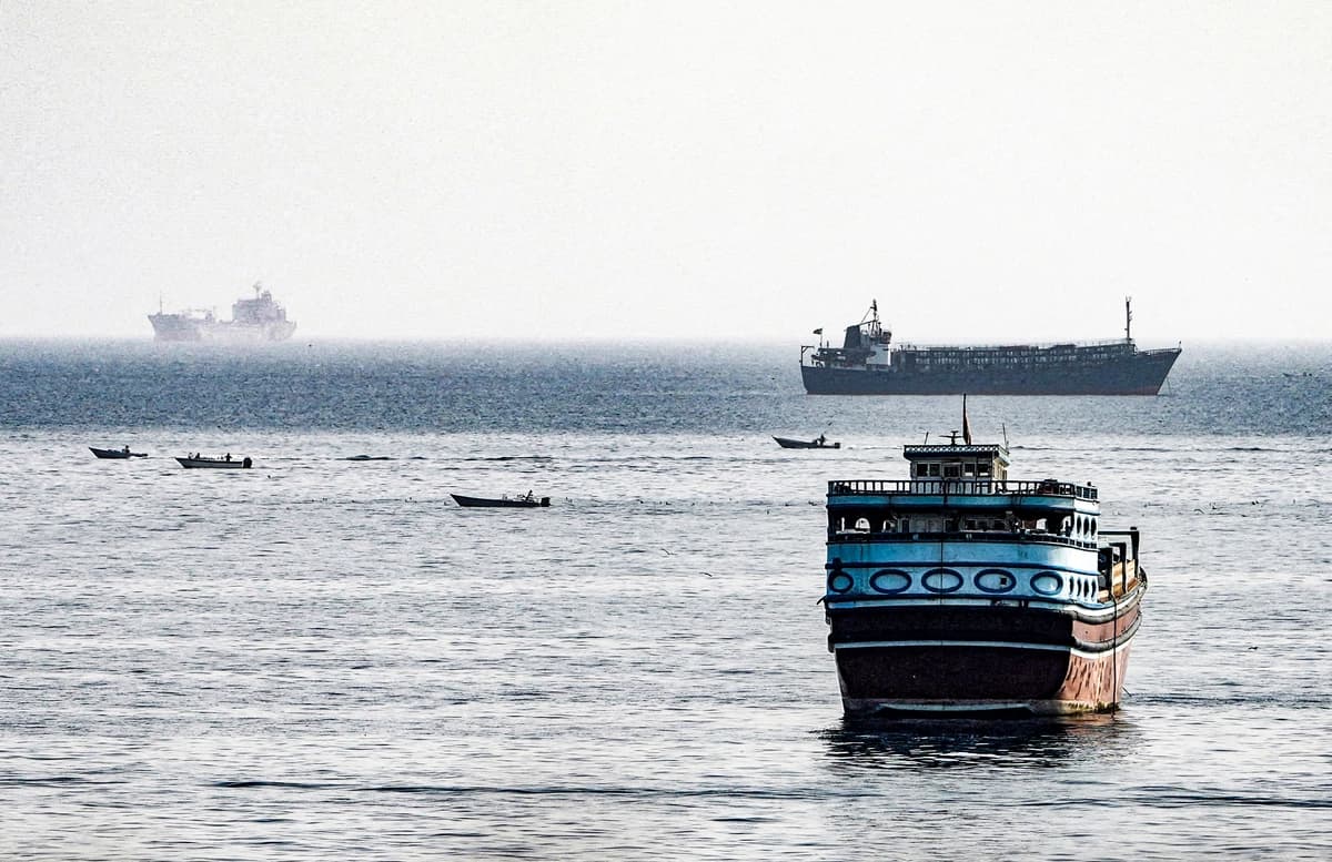 Buques en el estrecho de Ormuz, vistos desde Musandam, Omán, el 3 de agosto de 2026. (STR/Reuters).