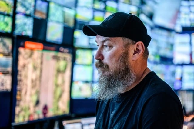 El mayor Robert "Magyar" Brovdi se encuentra en la sala de control durante una operación con vehículos aéreos no tripulados de largo alcance dirigida contra posiciones rusas en un lugar no revelado de Ucrania, el viernes 7 de agosto de 2026. (Foto AP/Dan Bashakov)