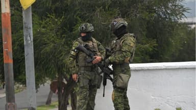 Autoridades hallan ocho cuerpos mutilados en dos fosas en zona minera de Ecuador
