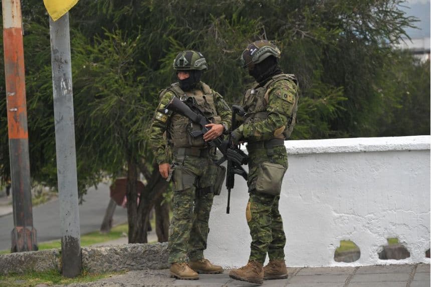 El ejército vigila cerca del museo de Pumapungo en Cuenca, Ecuador, el 14 de noviembre de 2024. (RODRIGO BUENDIA/AFP vía Getty Images)