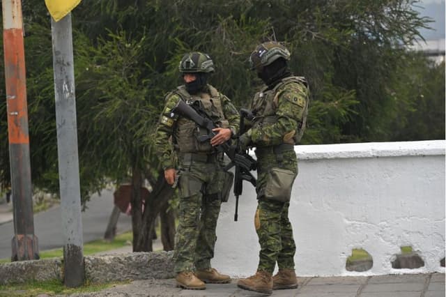 El ejército vigila cerca del museo de Pumapungo en Cuenca, Ecuador, el 14 de noviembre de 2024. (RODRIGO BUENDIA/AFP vía Getty Images)