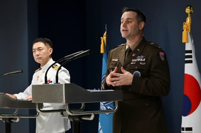El coronel Jang Do-young (izquierda), director de relaciones públicas del Estado Mayor Conjunto de Corea del Sur, y el coronel Ryan Donald, director de relaciones públicas del Comando de las Naciones Unidas, el Comando de Fuerzas Combinadas y las Fuerzas de EE. UU. en Corea, asisten a la conferencia de prensa sobre el ejercicio "Ulchi Freedom Shield 2026" en el Ministerio de Defensa de Seúl, Corea del Sur, el 10 de agosto de 2026. (Song Kyung-Seok/Pool vía Reuters)