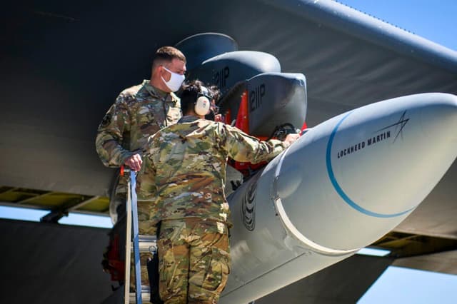 Aviadores de la Fuerza Aérea de EE. UU. aseguran el AGM-183A lanzado desde el Vehículo de Medición Instrumentado de Respuesta Rápida 2 mientras es cargado bajo el ala de un B-52H Stratofortress en la Base Aérea Edwards, California, el 6 de agosto de 2020. Giancarlo Casem/Fuerza Aérea de EE. UU.