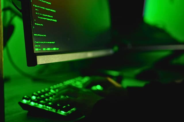 Un hombre tecleando en un teclado de ordenador, en esta ilustración fotográfica. (Oleksii Pydsosonnii/The Epoch Times).