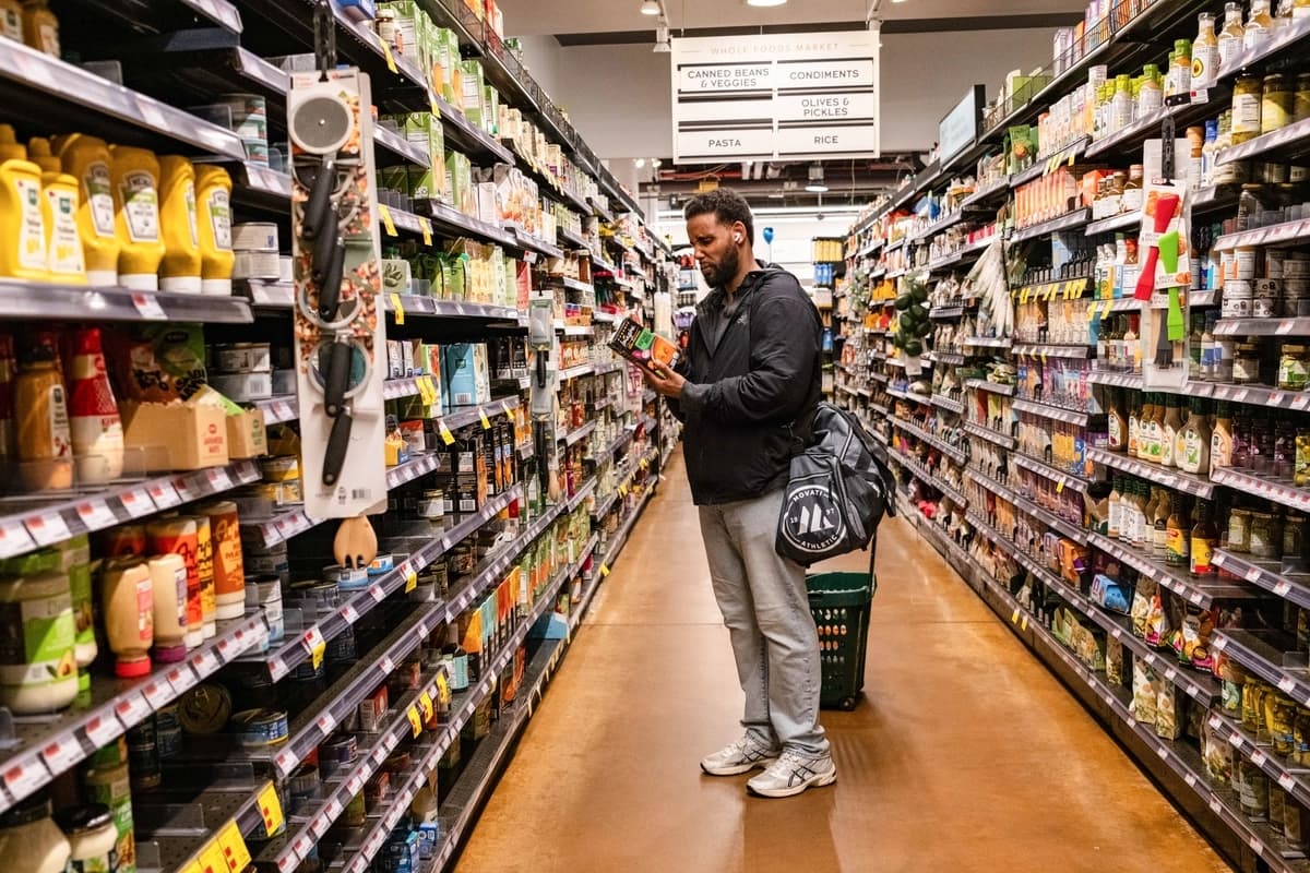 Un hombre observa los ingredientes mientras hace compras en la ciudad de Nueva York el 23 de junio de 2026. (Samira Bouaou/The Epoch Times)
