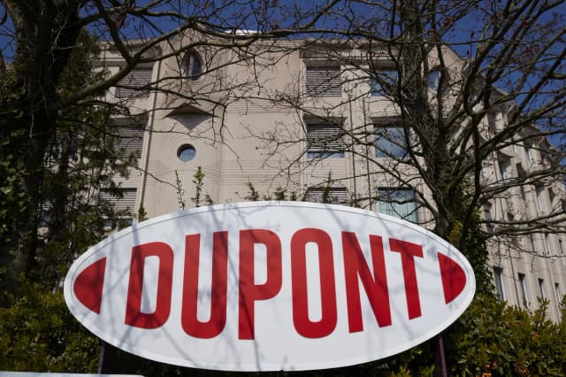 Logotipo de Dupont en el exterior de sus oficinas en Ginebra, Suiza, el 15 de abril de 2021. (Denis Balibouse/Reuters).