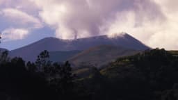 Ceniza del volcán Puracé complica la actividad aérea en el suroeste de Colombia