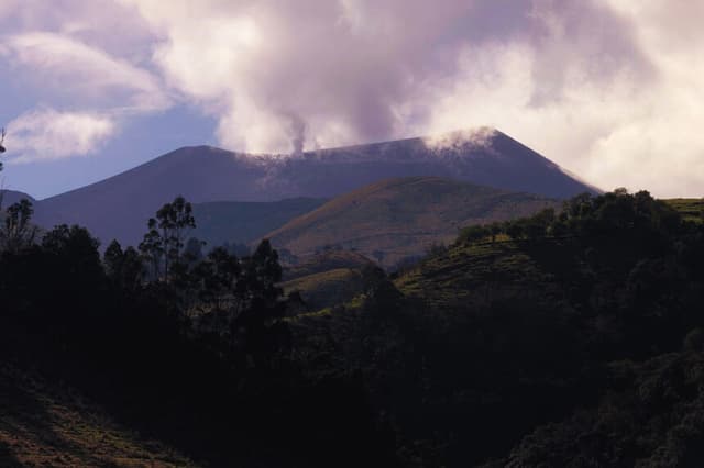Vista del volcán Purace emitiendo humo en el Parque Nacional Natural de Purace, departamento del Cauca, Colombia, tomada el 29 de noviembre de 2025. (Richard Quintero / AFP vía Getty Images)