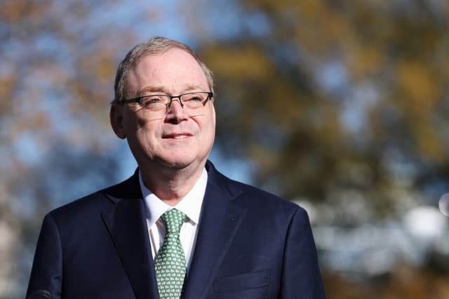 El director del Consejo Económico Nacional, Kevin Hassett, habla con periodistas frente a la Casa Blanca en Washington el 13 de noviembre de 2025. (Anna Moneymaker/Getty Images).