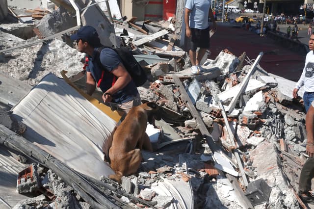 Un grupo de persona fue captado este 10 de agosto al buscar en medio de los escombros de un inmueble colapsado este lunes en Cali, Colombia, tras un terremoto de magnitud 7,4 que sacudió la mayor parte del país, con epicentro en la zona del Pacífico. (EFE/Ernesto Guzmán)