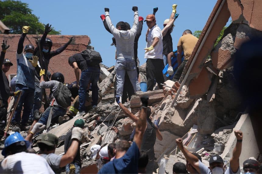 Personas reaccionan durante la búsqueda de sobrevivientes entre los escombros de una edificación colapsada tras el terremoto de magnitud 7,4 que sacudió al país, este lunes en Cali, Colombia. (EFE/ Ernesto Guzmán Jr)