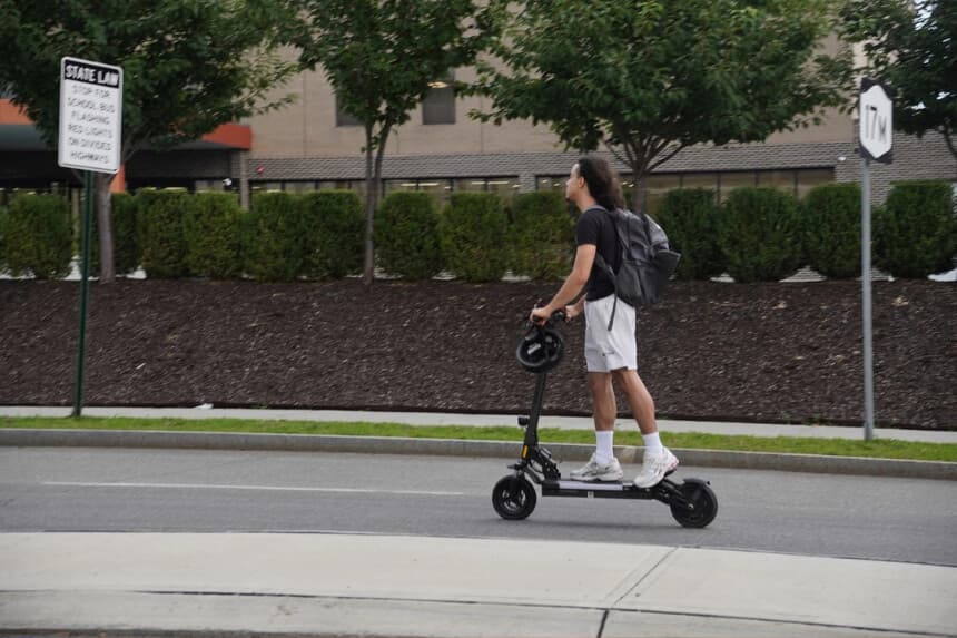 Un usuario de patineta eléctrica circulando por una calle de Middletown, Nueva York, el 8 de agosto de 2026. (Oliver Mantyk/The Epoch Times).