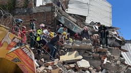 Madre busca entre escombros a su hijo tras fuerte terremoto que sacudió a Colombia