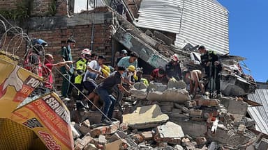 Madre busca entre escombros a su hijo tras fuerte terremoto que sacudió a Colombia