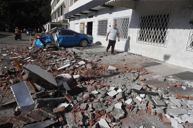 Vista general de los escombros causados por el fuerte terremoto de magnitud 7.4 que sacudió a buena parte de Colombia, este 10 de agosto. (EFE/Ernesto Guzmán)
