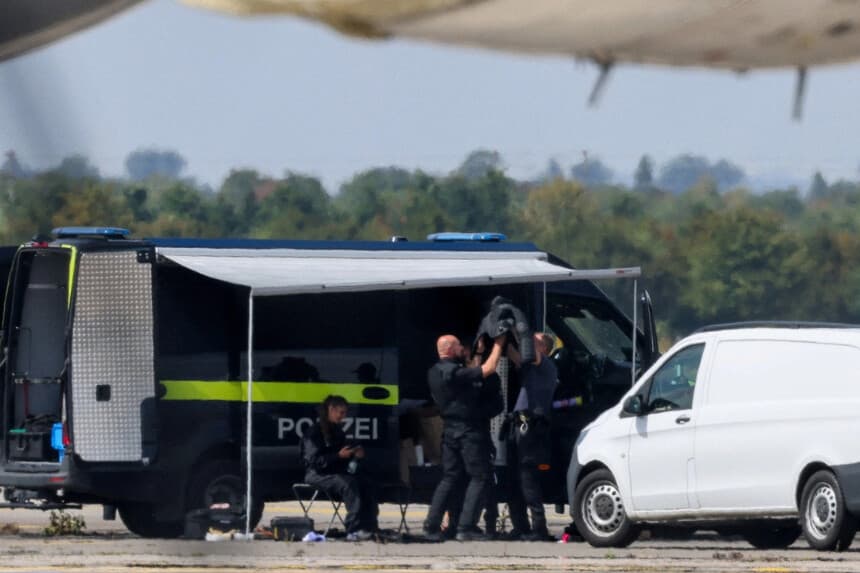 Agentes de policía trabajan en las inmediaciones de un avión de carga Antonov, cerca del cual se encontró un dron, en el aeropuerto de Leipzig/Halle en Schkeuditz, Alemania, el 5 de agosto de 2026. (Axel Schmidt/Reuters).
