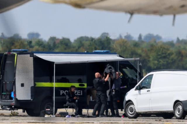 Agentes de policía trabajan en las inmediaciones de un avión de carga Antonov, cerca del cual se encontró un dron, en el aeropuerto de Leipzig/Halle en Schkeuditz, Alemania, el 5 de agosto de 2026. (Axel Schmidt/Reuters).