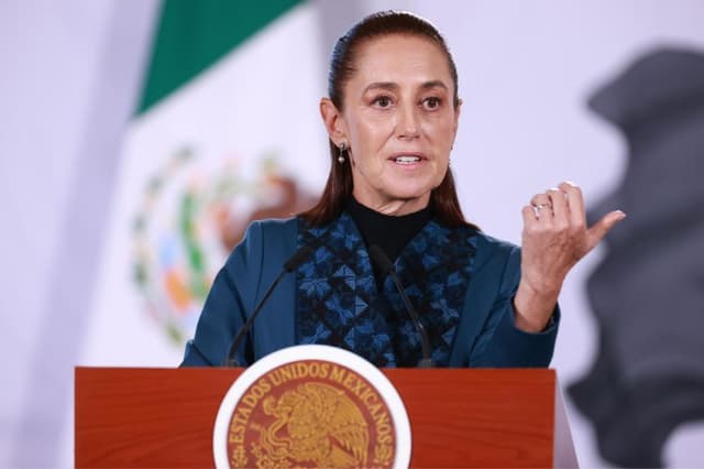 La presidenta de México, Claudia Sheinbaum, habla durante una rueda de prensa este 10 de agosto, en Palacio Nacional de la Ciudad de México, México. (EFE/Mario Guzmán)