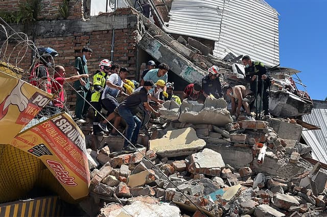 Los equipos de rescate buscan sobrevivientes en un edificio derrumbado tras un terremoto en Pereira, Colombia, el 10 de agosto de 2026. Un potente terremoto sacudió a Colombia y a los países vecinos de América Latina el 10 de agosto de 2026, y los equipos médicos se apresuraron a ayudar a las víctimas después de que varios edificios resultaran dañados o se derrumbaran en varias ciudades. (Roberto Betancourt / AFP vía Getty Images)