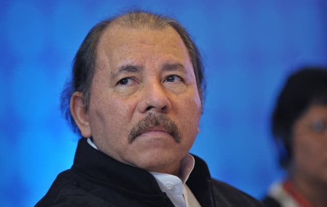 El mandatario de Nicaragua, Daniel Ortega, asiste a una reunión con miembros del Sistema de la Integración Centroamericana (SICA) en un hotel de la Ciudad de Panamá el 10 de abril de 2015, en el marco de la VII Cumbre de las Américas. (MANDEL NGAN/AFP vía Getty Images)