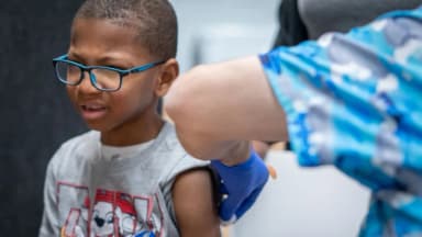 Trump firma orden ejecutiva que recomienda espaciar la aplicación de las vacunas infantiles