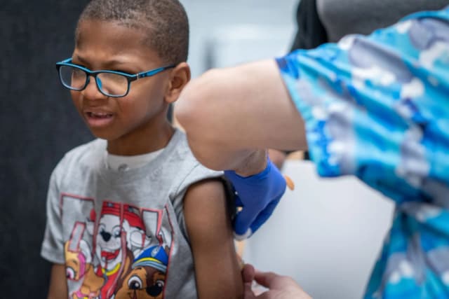 Xerius Jackson, de 7 años, recibe la vacuna MMR en una clínica organizada por el Departamento de Salud Pública de Lubbock en Lubbock, Texas, el 1 de marzo de 2025. (Jan Sonnenmair/Getty Images)
