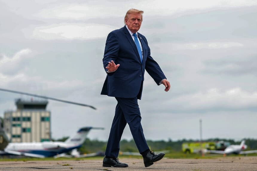 El presidente Donald Trump se prepara para embarcar en el Air Force One en el Aeropuerto Municipal de Morristown, Nueva Jersey, el 2 de agosto de 2026. Trump pasó el fin de semana en el Trump National Golf Club de Bedminster. (Anna Moneymaker/Getty Images).