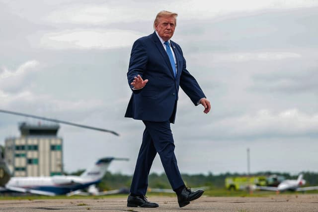 El presidente Donald Trump se prepara para embarcar en el Air Force One en el Aeropuerto Municipal de Morristown, Nueva Jersey, el 2 de agosto de 2026. Trump pasó el fin de semana en el Trump National Golf Club de Bedminster. (Anna Moneymaker/Getty Images).