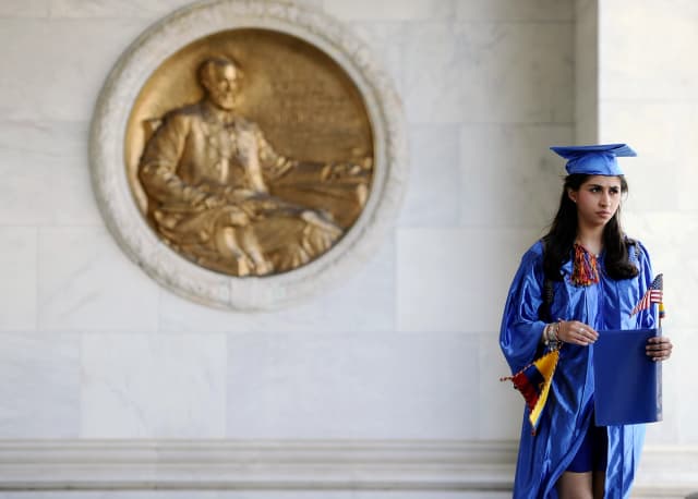 Una estudiante de la Universidad de Connecticut escucha a los oradores durante una manifestación en apoyo a la ayuda financiera para estudiantes universitarios no ciudadanos en el Capitolio estatal en Hartford, Connecticut, el 20 de mayo de 2014. (Jessica Hill/ AP Photo).