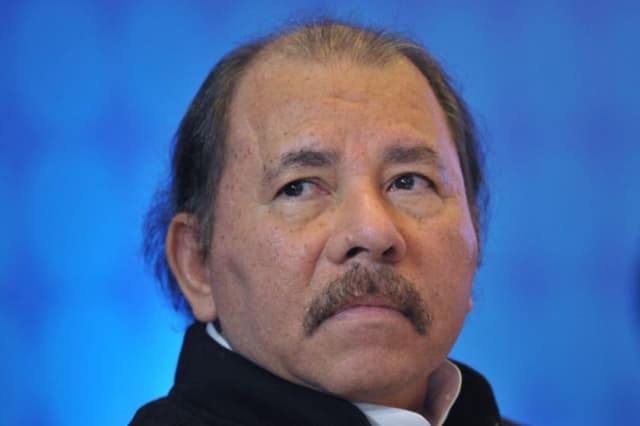 El mandatario de Nicaragua, Daniel Ortega, asiste a una reunión con miembros del Sistema de la Integración Centroamericana (SICA) en un hotel de la Ciudad de Panamá el 10 de abril de 2015, en el marco de la VII Cumbre de las Américas. (MANDEL NGAN/AFP vía Getty Images)