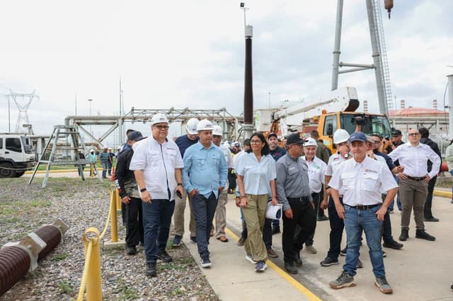 Fotografía cedida por el Palacio de Miraflores de la presidenta encargada de Venezuela, Delcy Rodríguez (C), visitando una central termoeléctrica para evaluar los trabajos de modernización y recuperación del sistema eléctrico del país, en Puerto Cabello, Venezuela. (EFE/ Palacio de Miraflores)