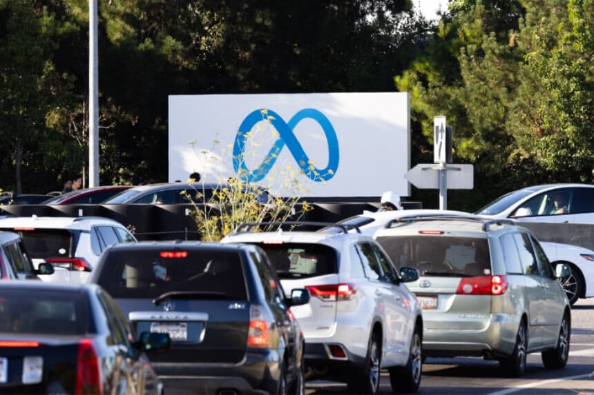 El logotipo de Meta en un letrero en la sede de la compañía en Menlo Park, California, el 31 de julio de 2025. (John Fredricks/The Epoch Times).