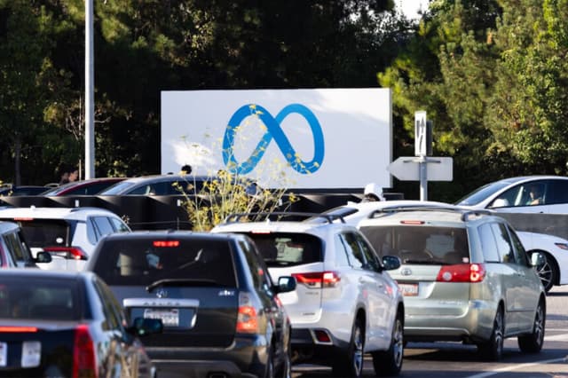 El logotipo de Meta en un letrero en la sede de la compañía en Menlo Park, California, el 31 de julio de 2025. (John Fredricks/The Epoch Times).