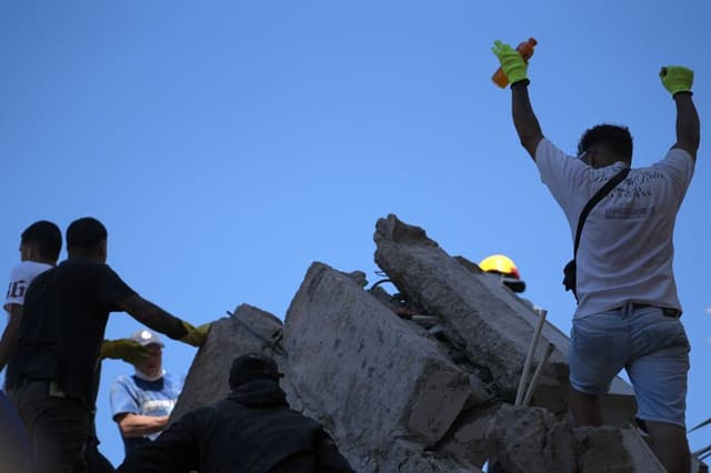 Personas trabajan en labores de rescate en una edificación colapsada por el terremoto de magnitud 7.4 que sacudió al país este lunes, en Cali, Colombia. (EFE/ Ernesto Guzmán Jr.)