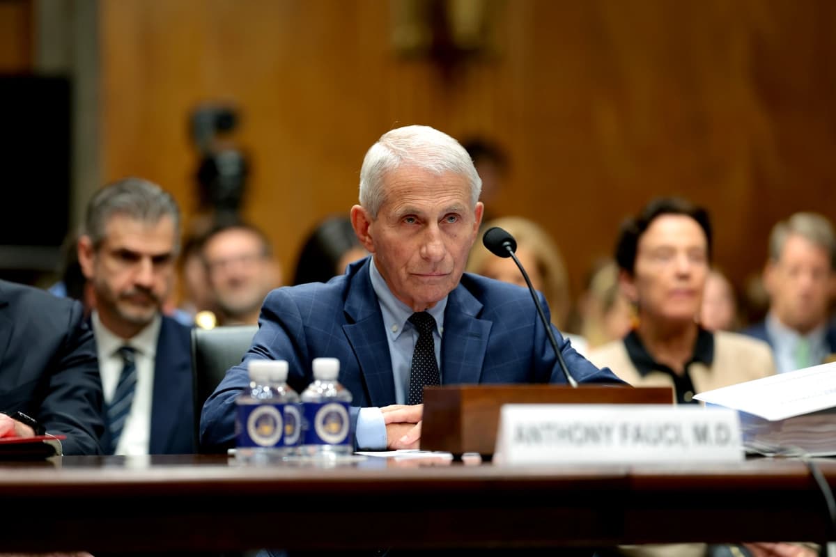 El Dr. Anthony Fauci, exdirector del Instituto Nacional de Alergias y Enfermedades Infecciosas (NIAID), escucha durante una audiencia ante el Comité de Seguridad Nacional y Asuntos Gubernamentales del Senado en Washington el 29 de julio de 2026. (Anna Moneymaker/Getty Images)
