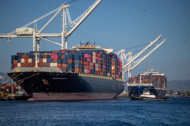 Se observa un buque de carga lleno de contenedores en el puerto de Oakland, California, el 4 de agosto de 2025. (Carlos Barria/Reuters)