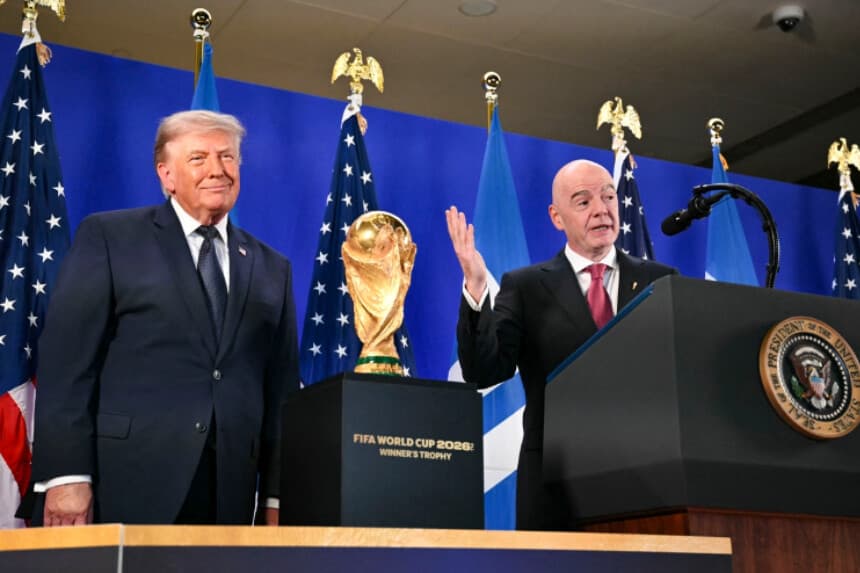 El presidente Donald Trump (izquierda) escucha al presidente de la FIFA, Gianni Infantino (derecha), durante una recepción de la FIFA en la Torre Trump de Nueva York el 17 de julio de 2026. (Mandel Ngan/AFP vía Getty Images).
