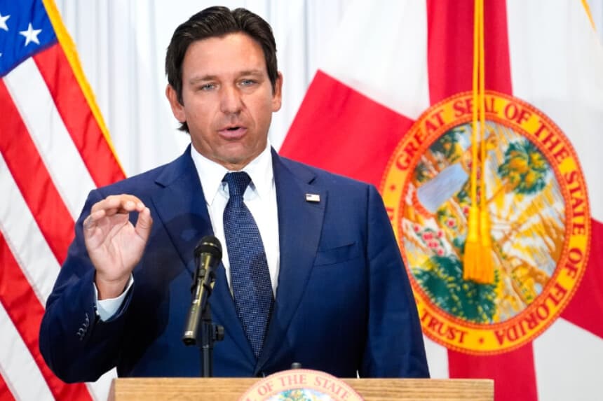 El gobernador de Florida, Ron DeSantis, durante una conferencia de prensa en Tampa, Florida, el 12 de agosto de 2025. (Chris O'Meara/AP).