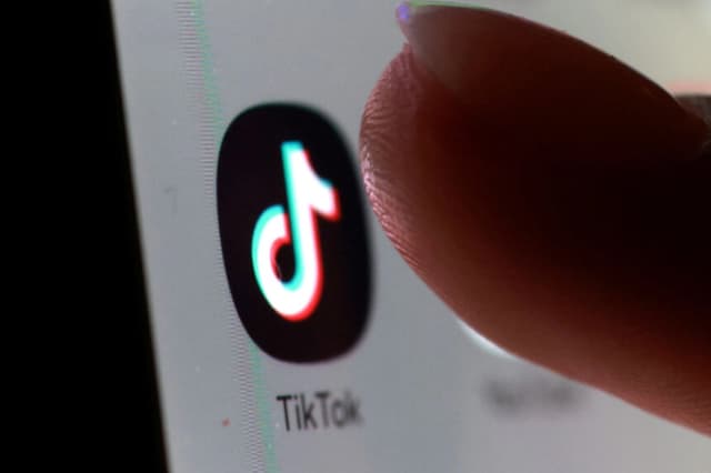El ícono de la aplicación TikTok en un teléfono inteligente, en esta ilustración tomada el 27 de octubre de 2025. (Dado Ruvic/Reuters).
