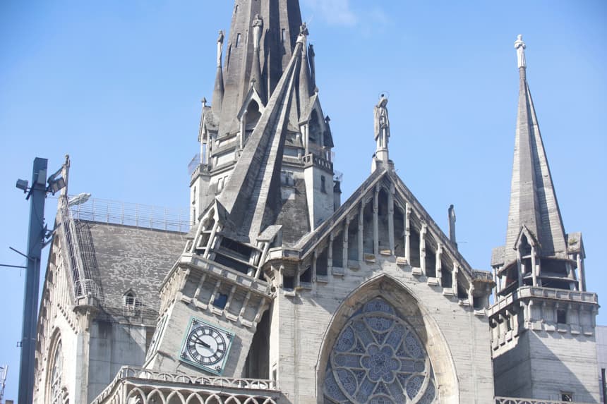 Fotografía que muestra la Catedral Basílica Metropolitana de Nuestra Señora del Rosario afectada tras un fuerte temblor este lunes, en Manizales, Colombia. Al menos dos personas murieron en la capital del departamento de Caldas, en el centro del país, por el terremoto de magnitud 7.4 que sacudió buena parte del territorio nacional, según informó el alcalde de esa ciudad, Jorge Eduardo Rojas (Giraldo. EFE/ John Jairo Bonilla)
