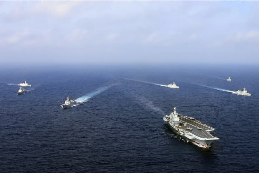 El portaaviones chino Liaoning, navegando junto con otros buques, realiza un ejercicio de combate real en el Mar de China Oriental el 23 de abril de 2018. (AFP vía Getty Images).