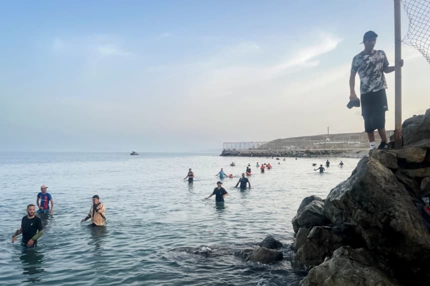 Migrantes marroquíes cruzan a nado la frontera marítima hacia Ceuta, España, el 31 de julio de 2026. (Etienne Fauchaire/ The Epoch Times)