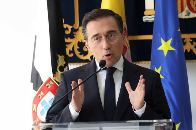 El ministro de Asuntos Exteriores, Unión Europea y Cooperación, José Manuel Albares, durante su comparecencia ante los medios tras reunirse con el presidente de Ceuta, Juan Jesús Vivas, este martes en Ceuta. (EFE/ Reduan)