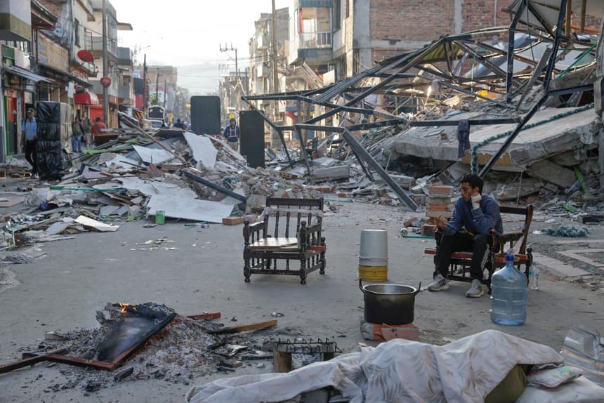 Edificios y casas afectadas este martes en Pereira, Colombia, tras un terremoto de magnitud 7.4 que sacudió al país. El número de personas muertas por el devastador terremoto de magnitud 7.4 que sacudió el lunes a Colombia aumentó a 169, mientras que hay 668 heridos, según un balance parcial divulgado este martes por la Asociación Colombiana de Ciudades Capitales (Asocapitales). "El balance preliminar asciende a 169 personas fallecidas en Colombia, 165 de ellas se registran en ciudades capitales, que concentran el 97.6 % de las víctimas mortales reportadas hasta el momento", explicó la institución. Cali, capital del departamento de Valle del Cauca (suroeste), tiene 85 fallecidos, seguida de Pereira, capital de Risaralda, que limita con San José del Palmar (Chocó), epicentro del terremoto, y suma 66 víctimas mortales, según la información. (EFE/ Carlos Ortega)