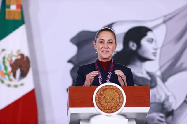 La presidenta de México, Claudia Sheinbaum, habla durante una rueda de prensa este martes, en Palacio Nacional de la Ciudad de México, México. (EFE/Mario Guzmán)
