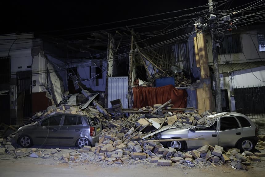 Fotografía que muestra vehículos afectados luego de un terremoto de magnitud 7.4 este lunes, en Pereira, Colombia. (EFE/ Carlos Ortega)