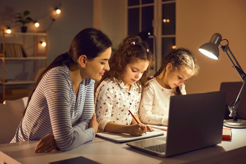 La educación en casa no tiene por qué imitar un aula tradicional. Los estudiantes también pueden prosperar en un entorno familiar. (Studio Romantic/Shutterstock).