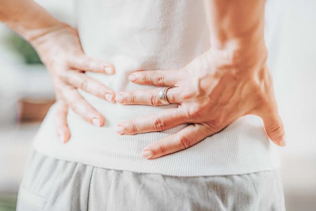 Por qué envejece la columna vertebral y qué puede hacer para ralentizarlo. (Microgen/Shutterstock).